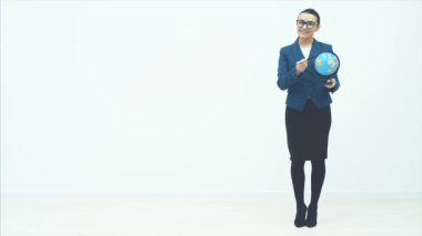 Beyaz bir geçmişi olan genç ve iyi bir öğretmen. Küreyi ellerinin arasında tutuyor. Açıklama, kenarda bir kulp olduğunu gösteriyor. Mutlu ve gözlük takmış.