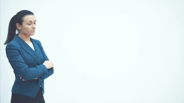 Ung snygg lärare dam visar fingerklass. På en vit bakgrund. Klädd och blå jacka. — Stockvideo