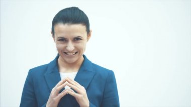 Beyaz arka planda duran ve el ele tutuşan bir iş kadını. Mavi ceketli bir şekilde gülümsüyor. Kaybet kendini. Boşluğu kopyala.