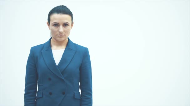 Bizneswoman stojąca na białym tle i pocierająca rękę w rękę. Uśmiech ubrany w niebieską kurtkę. Zamknij to. Skopiuj przestrzeń.. — Wideo stockowe