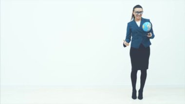 Beyaz bir geçmişi olan genç ve iyi bir öğretmen. Küreyi ellerinin arasında tutuyor. Gülümsüyor ve hikayeler anlatıyor. Gözlük takmış..