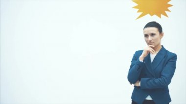 Genç öğretmen beyaz bir arkaplanda duruyor. Başının üstünde sarı kabarcık var. Mutlu olduğumu düşündükten sonra. Kapat..