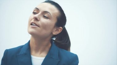 Mutlu iş kadını beyaz arka plan. Eller dünyayı şekillendirir. Yakın çekim Yavaş video.