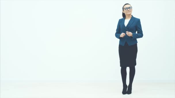 Retrato de una hermosa mujer de negocios caucásica con carpeta y bolígrafo. De cerca. Copiar espacio . — Vídeos de Stock