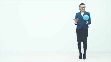 Zeki bir iş kadını beyaz bir zeminde duruyor. İçinde bir tomar para ve bir dünya var. Kendime güveniyorum..