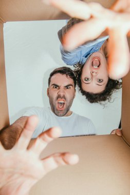 Meraklı karı koca bavullarını açıyor, karton kutudan bir şeylere uzanıyor, içine bakıyor, canavarlar gibi kükrüyor..