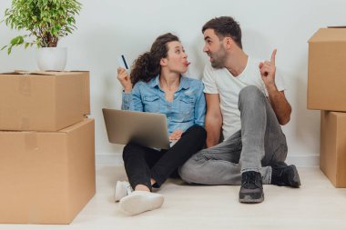 Kadın internetten bir şey almak için kredi kartı kullanmak istiyor. Kocası tartışıyor. Sheis ona dilini gösteriyor. Evde dizüstü bilgisayarı olan genç bir çift yerde oturuyor, internette sörf yapıyor..