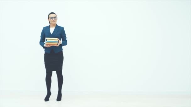 Femme souriante professeur, professeur ou femme d'affaires tenant des livres. Portrait isolé en studio d'un homme d'affaires. Fond blanc . — Video