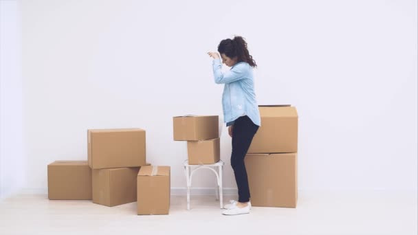 Strong woman is carring large moving boxes, full of items, isolated on white background. Copy space. Animation. Action. 4K. — ストック動画