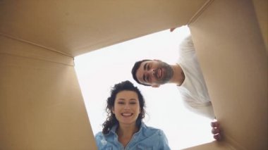 Kız ve oğlan bavullarını açıyorlar ve kutuya bakıyorlar. Kutunun içinden bak. Yakın plan. Uzayı kopyala Başla. Animasyon. Uzayı kopyala 4k.