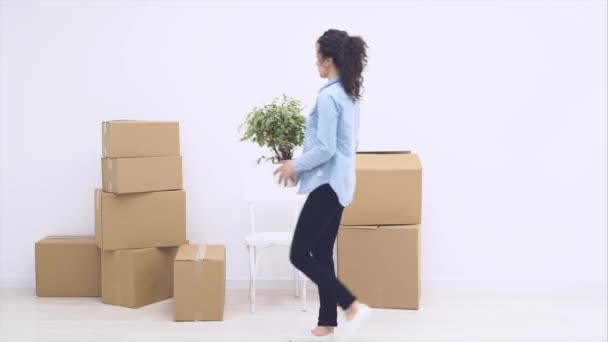 Starke Frau trägt grüne Pflanze, isoliert auf weißem Hintergrund. Kopierraum. Animation. Aktion. 4k. — Stockvideo
