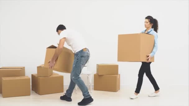 Strong couple is carring large moving box, full of items, isolated on white background. Action. Animation. 4K. — ストック動画