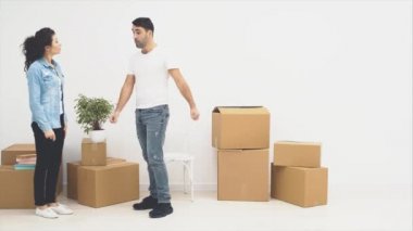 Bir çift kavga etmeye başladı. Adam o kadar kızgın ki saksıyı alıp başka bir yere koyuyor. Karısını savuşturuyor. Uzayı kopyala Animasyon. Başla. 4k.