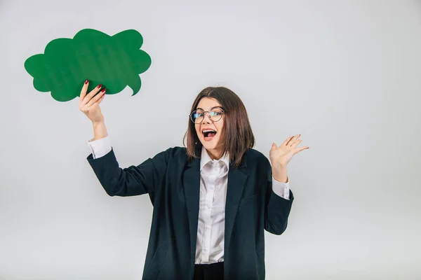 緑の雲のようなスピーチバブルで立っている素敵な若い実業家、彼女の手を投げ、ショックを受けて驚いています. — ストック写真