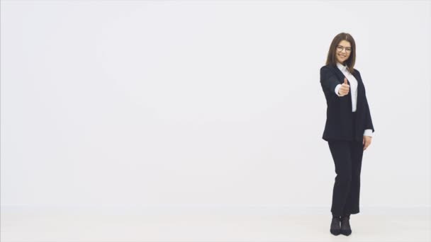 In voller Länge attraktive lächelnde Geschäftsfrau im Anzug stehend, Daumen hoch, fröhlich lächelnd, posierend. — Stockvideo