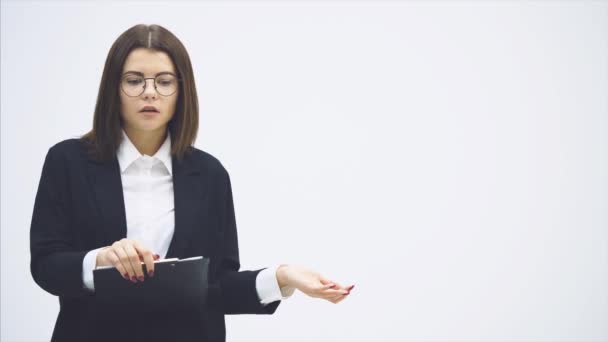 Mujer de negocios inspirada en traje de pie con el titular de papel en sus manos, hablando, presentando algo, discutiendo desesperadamente . — Vídeo de stock