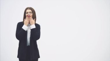 Siyah takım elbiseli, gülümseyen genç, çekici iş kadını havadan öpücük veriyor, poz veriyor, mutlu bir şekilde gülümsüyor..