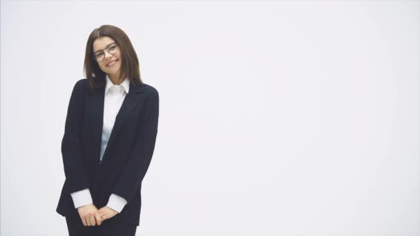 Jovem atraente sorridente empresária de terno preto em pé, posando, acariciando os ombros, sorrindo feliz . — Vídeo de Stock