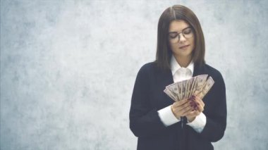 Kendine güvenen genç iş kadını, para hayranı banknotlar, mutlu bir şekilde gülümseyen, hayal kuran..