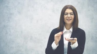 Başarılı, komik, takım elbiseli genç bir iş kadını. Paraları tek tek elinden atıyor..