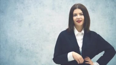 Komik iş kadını poz veriyor, el ele tutuşuyor, hava öpücüğü veriyor, dudaklarını kıvırıyor..