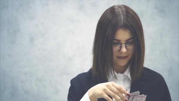 Confident young businesswoman, mafing a fan of money banknotes, smiling happily, dreaming. — Stock Video