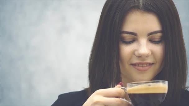 Mooie zakenvrouwen zitten in de stoel, genieten van koffie tijdens de pauze. — Stockvideo