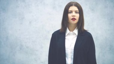 Komik iş kadını dans ediyor, parmaklarını kameraya doğrultuyor, dudaklarını kıvırıyor, gülümsüyor..