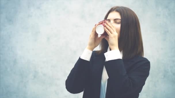 Beautiful businesswomen enjoying coffee during break. Expressive face. — Stock Video