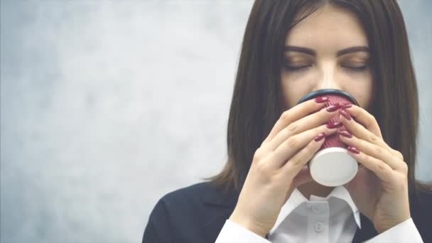 Krásné podnikatelek těší kávu během přestávky. Výrazná tvář. — Stock video