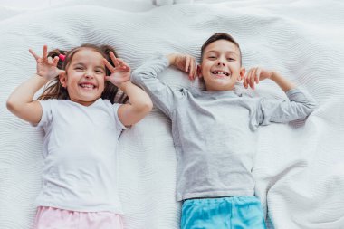 Sevgi dolu kardeşler birlikte eğleniyor, gülüyor, şakalaşıyor ve surat asıyorlar..