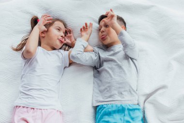 Sevgi dolu kardeşler birlikte eğleniyor, gülüyor, şakalaşıyor ve surat asıyorlar..