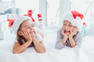 Yeni yıl süslemeleri ve tuhaf görünümlü cüceler..