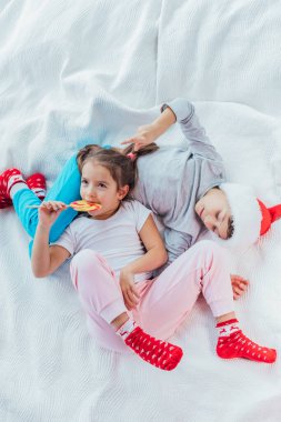 Şirin kız kardeşi biraz açgözlü görünüyor çünkü tatlı lolipopunu kardeşiyle paylaşmak istemiyor..