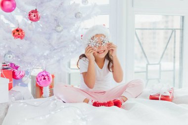 Dekor kar taneleriyle ellerini tutan güzel bir kız gözlerinin önünde, gülümsüyor..