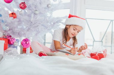 Sevimli çocuk sayıyor, eğer Sheve tüm dileklerini Noel Baba 'ya yazdıysa, sürece dahil olmuş gibi görünüyor..