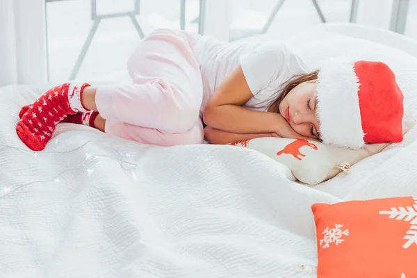 Portrait d'un bel enfant endormi regardant comme un ange sur une couverture blanche . — Photo