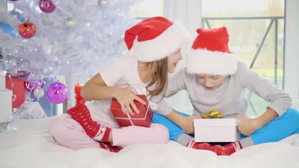 4k video di piccoli bambini di Capodanno che condividono storie divertenti e ridono . — Video Stock