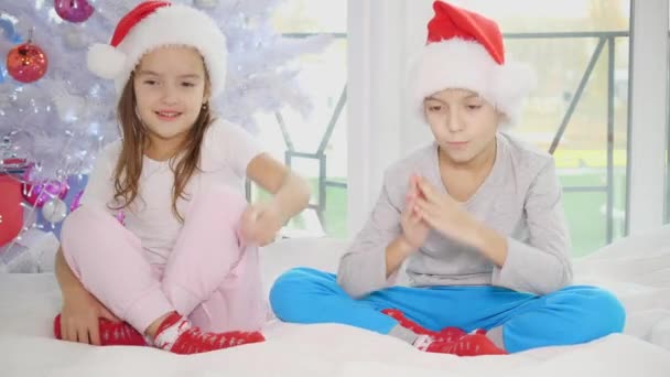 Noel 'de evde yatak odasında yoga yapan küçük kardeşlerin ilginç bir videosu.. — Stok video