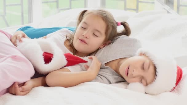 Two exhausted kids are sleeping, cuddling sweetly after new year party. — Stock Video