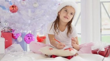 Sevimli çocuk sayıyor, eğer Sheve tüm dileklerini Noel Baba 'ya yazdıysa, sürece dahil olmuş gibi görünüyor..
