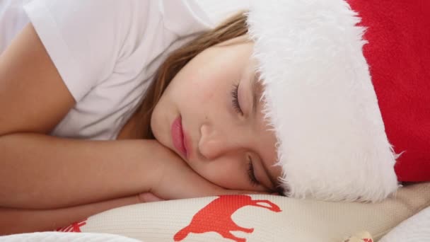 采摘的视频，美丽的熟睡的孩子在圣诞树旁的白色毛毯上，看起来像个天使. — 图库视频影像