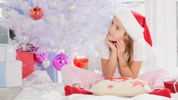 Expressieve kleine meisjes toont met gebaren en gezicht uitdrukking dat mailing met de kerstman is echt interessant ervaring. — Stockvideo