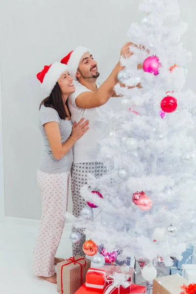 Щаслива пара прикрашає дерево на Новий рік. — стокове фото