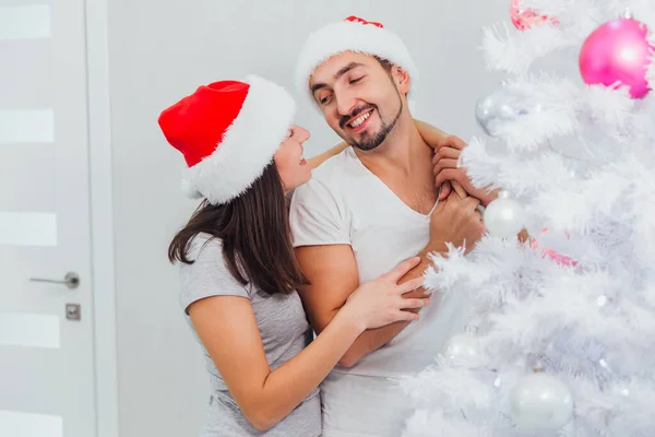 Οικογένεια, x-mas, χειμερινές διακοπές και άνθρωποι έννοια - ευτυχισμένο ζευγάρι διακόσμηση του χριστουγεννιάτικου δέντρου στο σπίτι — Φωτογραφία Αρχείου