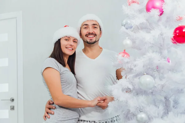 Ευτυχισμένο ζευγάρι διακόσμηση χριστουγεννιάτικο δέντρο στο σπίτι τους. Χαμογελώντας άνδρας και γυναίκα μαζί γιορτάζει τα Χριστούγεννα ή Πρωτοχρονιά. Χριστουγεννιάτικο δέντρο Decoration.Family — Φωτογραφία Αρχείου