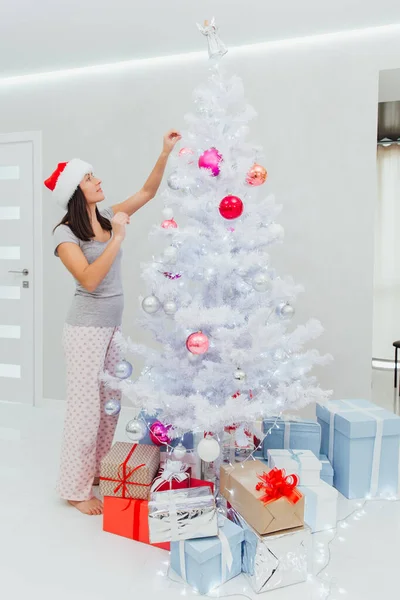 圣诞节、 寒假和人们观念-幸福的年轻女人，装饰圣诞树在家 — 图库照片