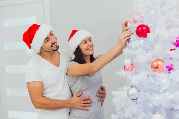 Ευτυχισμένο ζευγάρι στολίζει χριστουγεννιάτικο δέντρο. Οικογενειακή διακόσμηση χριστουγεννιάτικο δέντρο — Φωτογραφία Αρχείου
