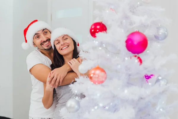 Γιορτάζει τα Χριστούγεννα Couple.Happy χαμογελώντας οικογένεια στο σπίτι. Νέο έτος άνθρωποι — Φωτογραφία Αρχείου