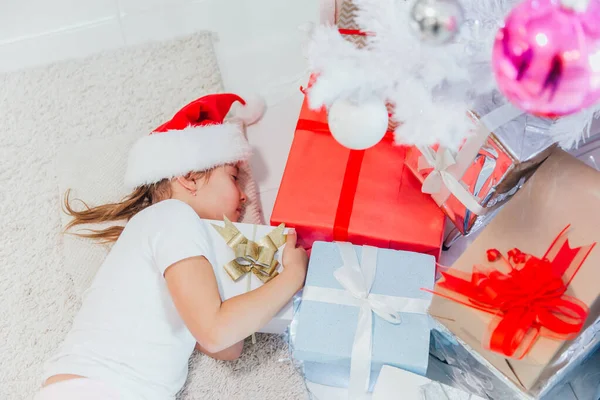 크리스마스 시간 - 크리스마스 트리 아래서 자고 있는 어린 소녀 — 스톡 사진